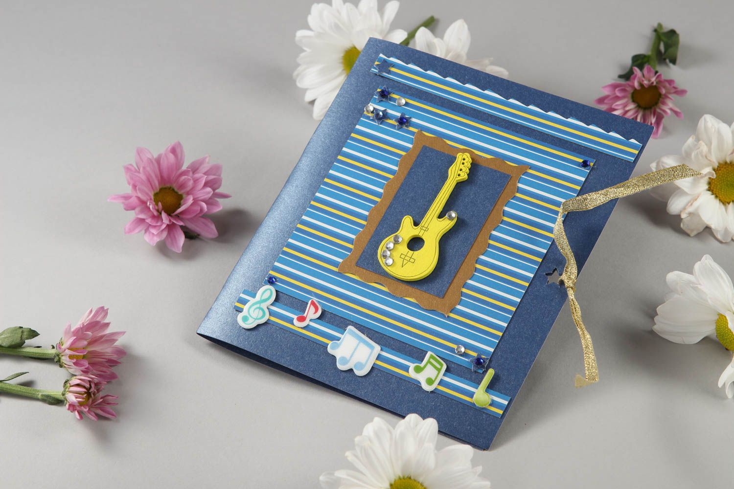 Tarjeta de felicitación azul con guitarra postal hecha a mano regalo original foto 1