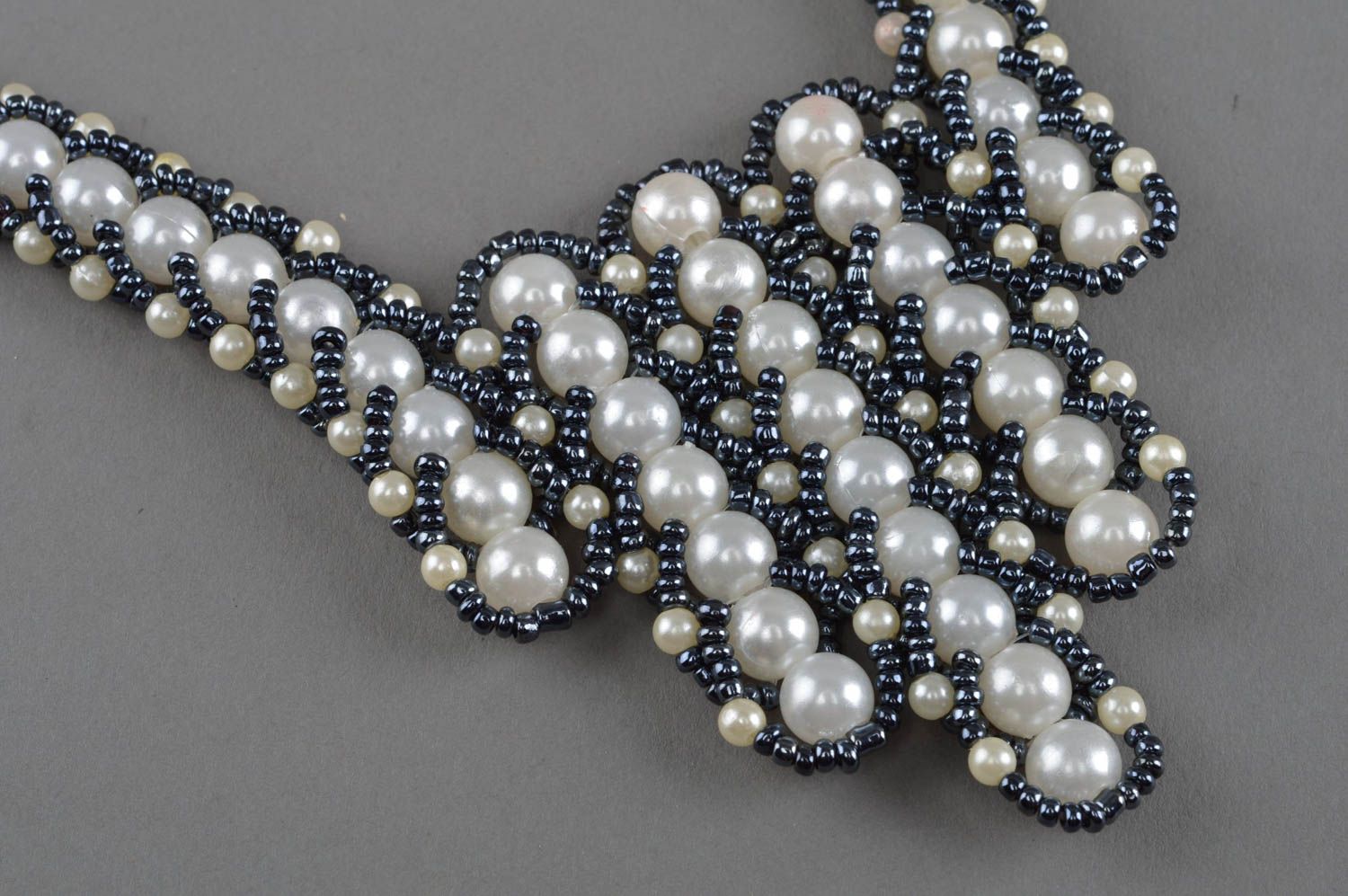 Collier en perles de rocailles et perles fantaisie fait main rayé blanc noir photo 4