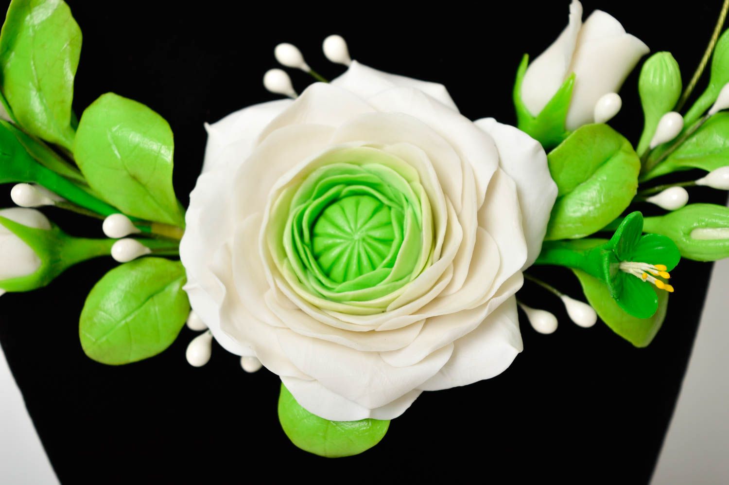 Collier fleur blanche Bijou fait main en pâte polymère Cadeau femme tendance photo 4
