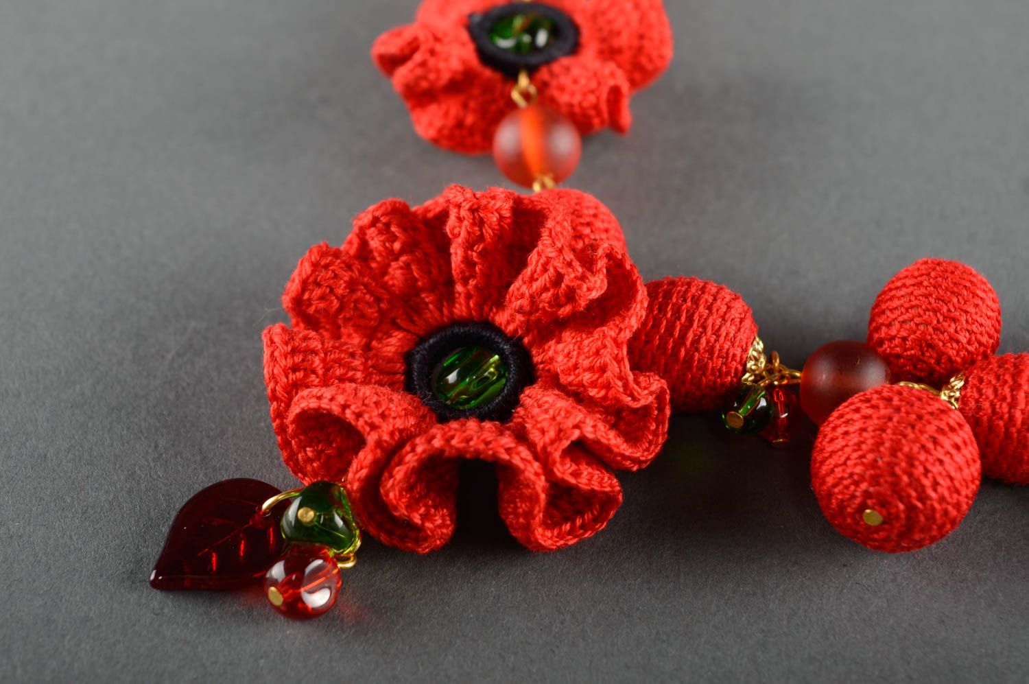 Beau collier en fleurs tricotées et perles fantaisie fait main couleur rouge photo 3