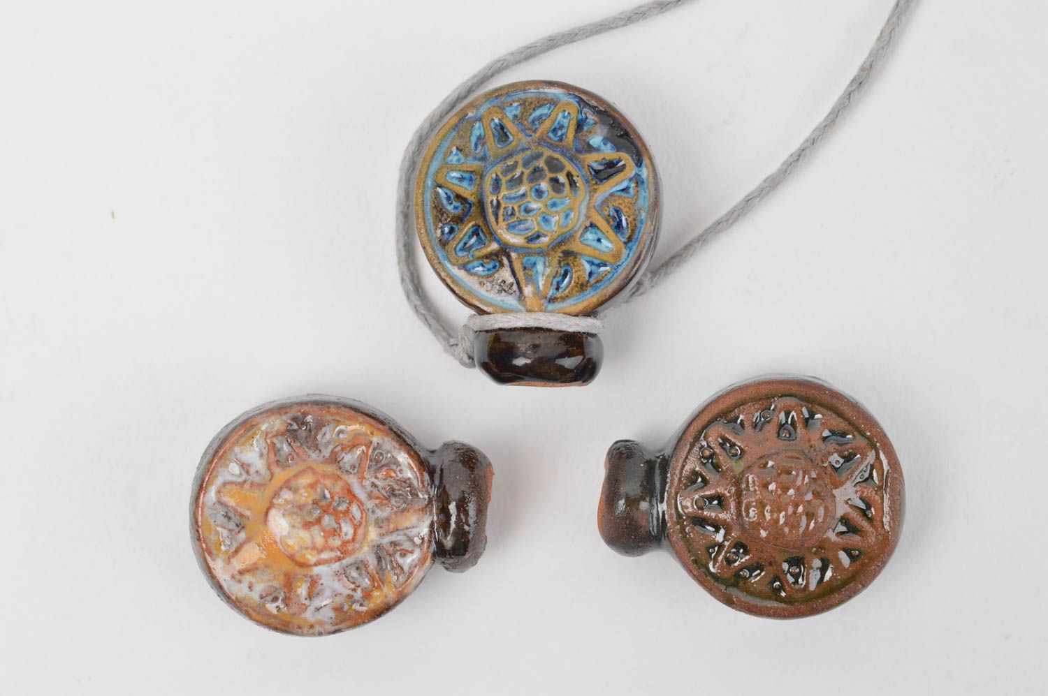 Кулоны ручной работы 3 глиняные аромакулоны украшения на шею Фляги с эмблемами фото 2