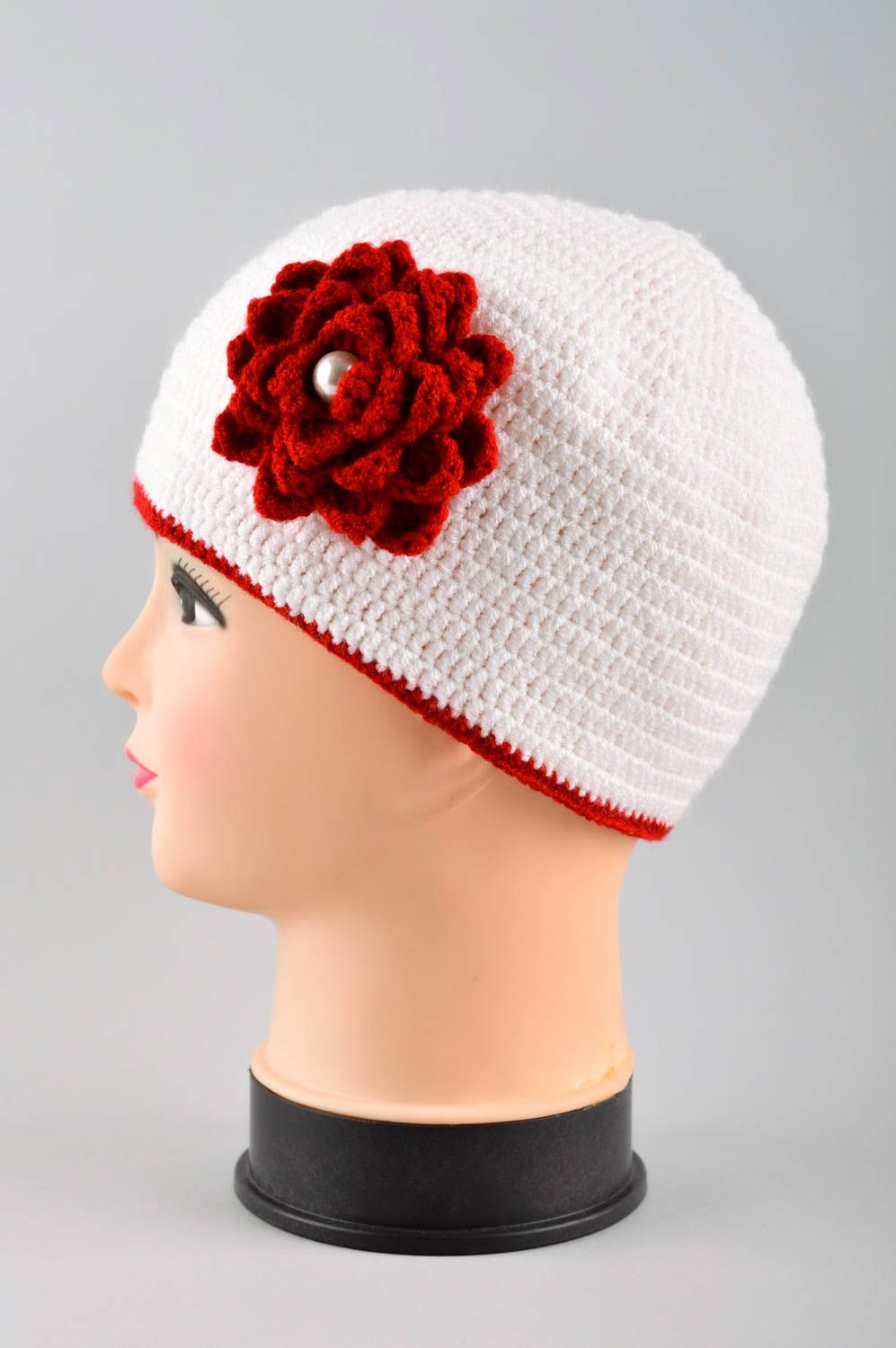 Шапка для девочки хэнд мейд вязаная шапка белая зимняя шапка с красным цветком фото 3