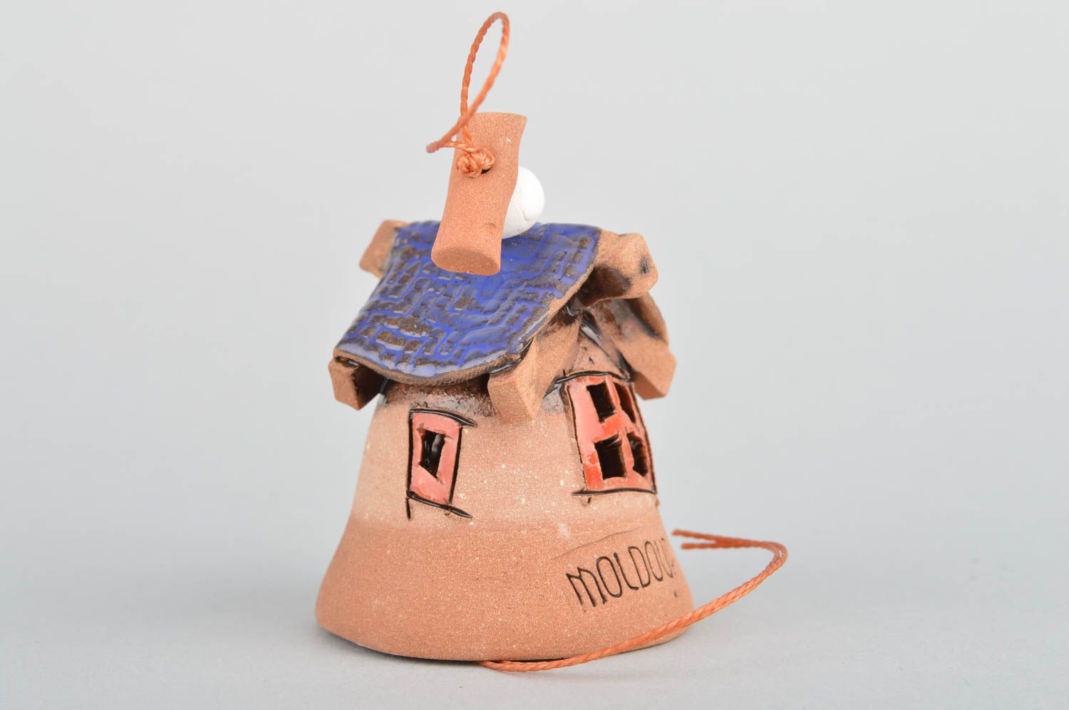 Dekoratives Glöckchen aus Ton mit Glasur bemalt Haus mit blauem Dach handmade foto 2