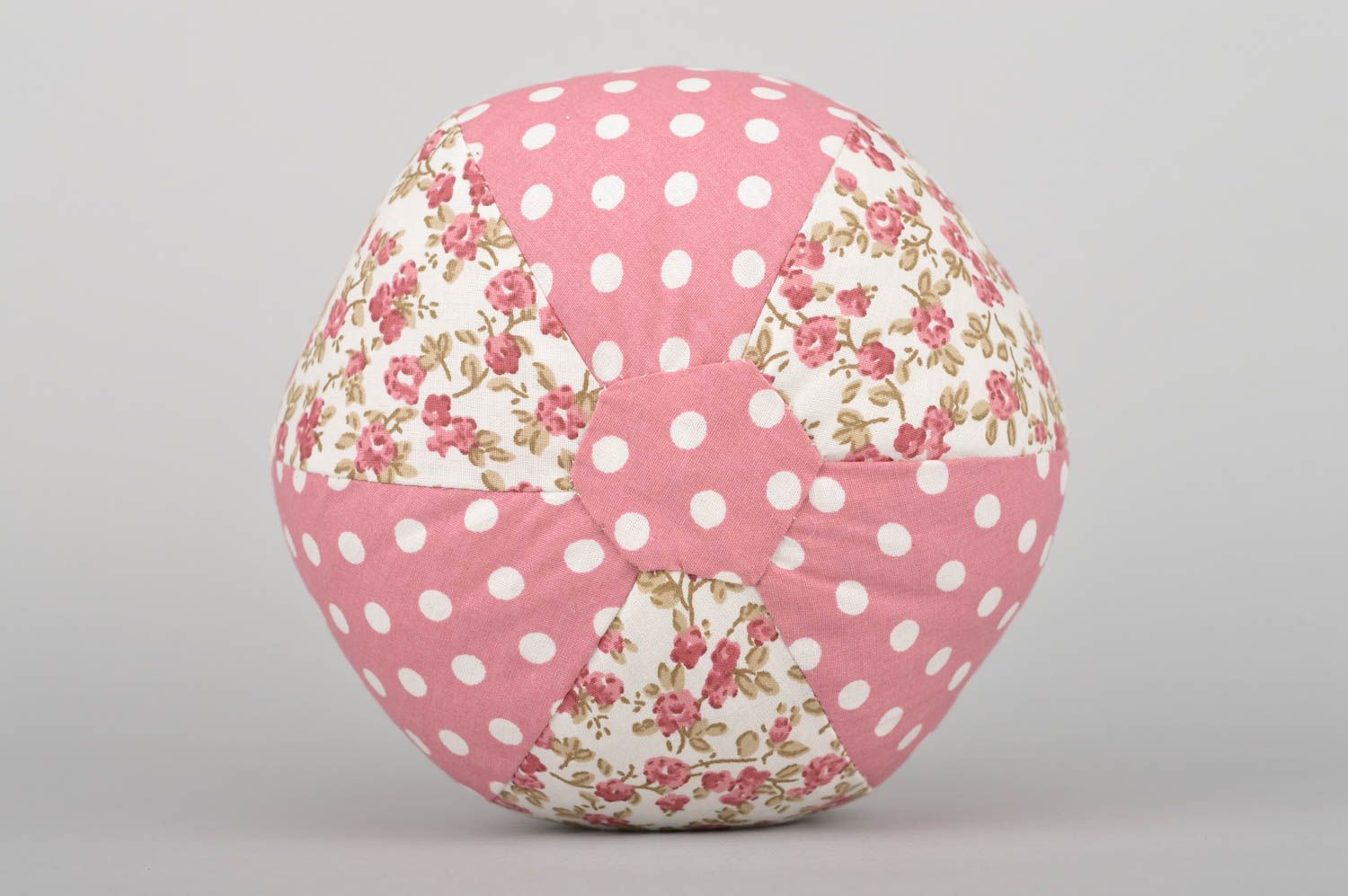 Красивая текстильная игрушка в виде розового мячика из ткани для детей хэнд мэйд фото 2