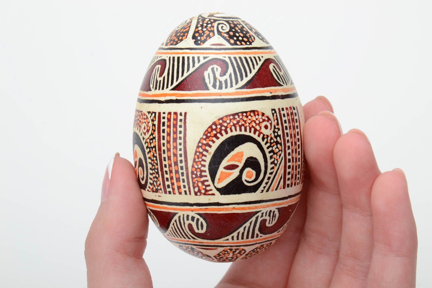 Huevo de Pascua decorativo artesanal pintado a mano con ornamento original foto 5