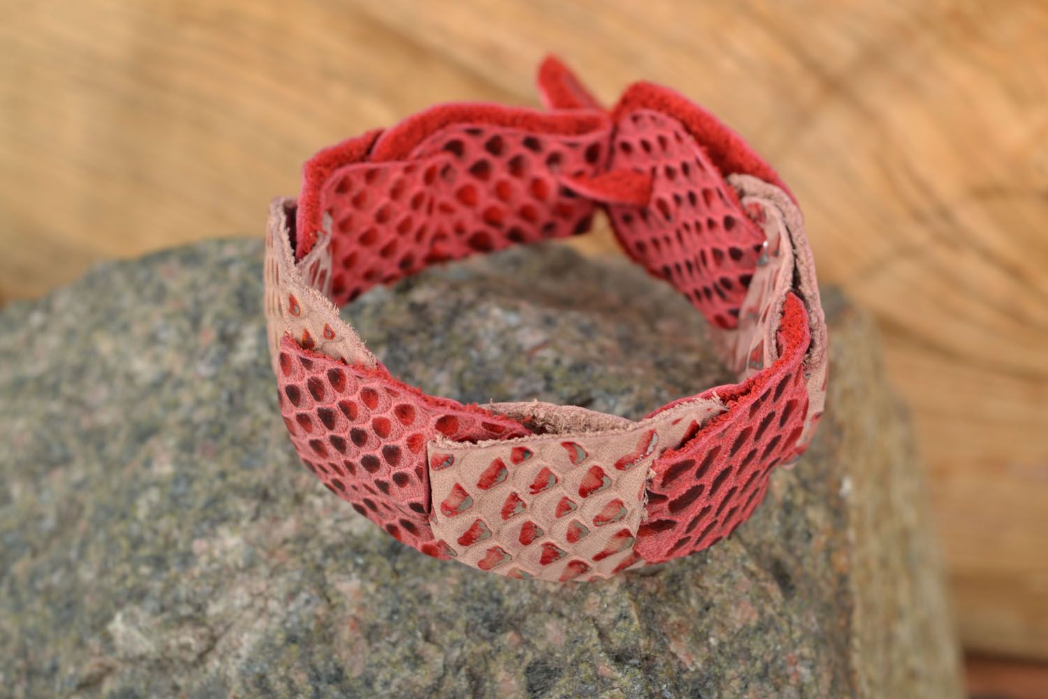 Rotes Armband aus Leder foto 1