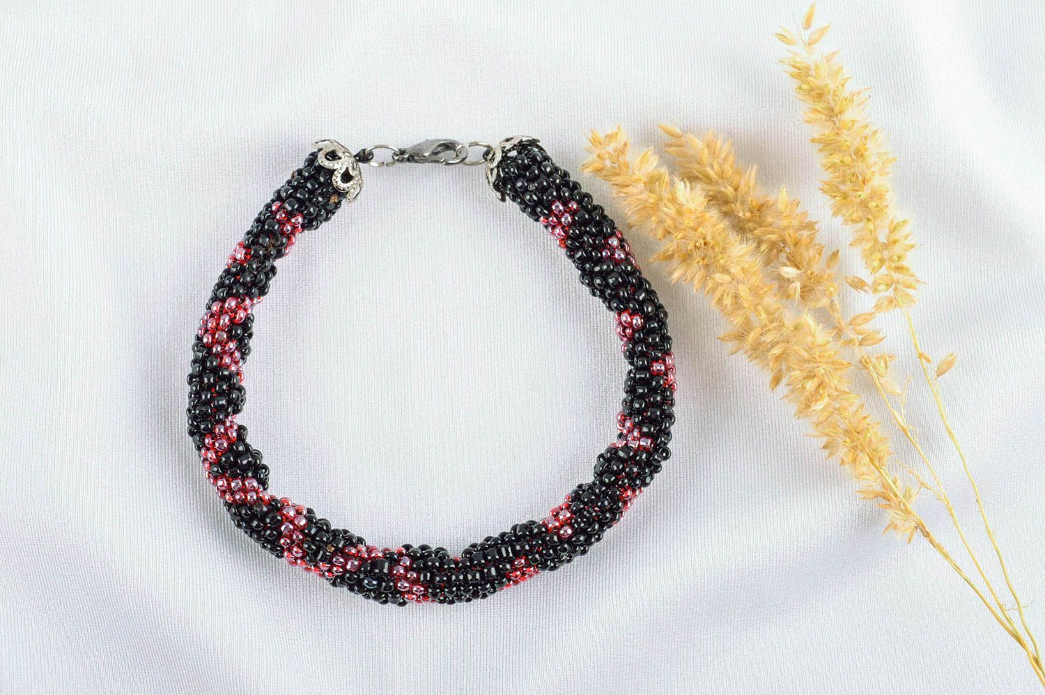 Bracelet tissé perles de rocaille Bijou fait main noir-rouge Cadeau femme photo 1