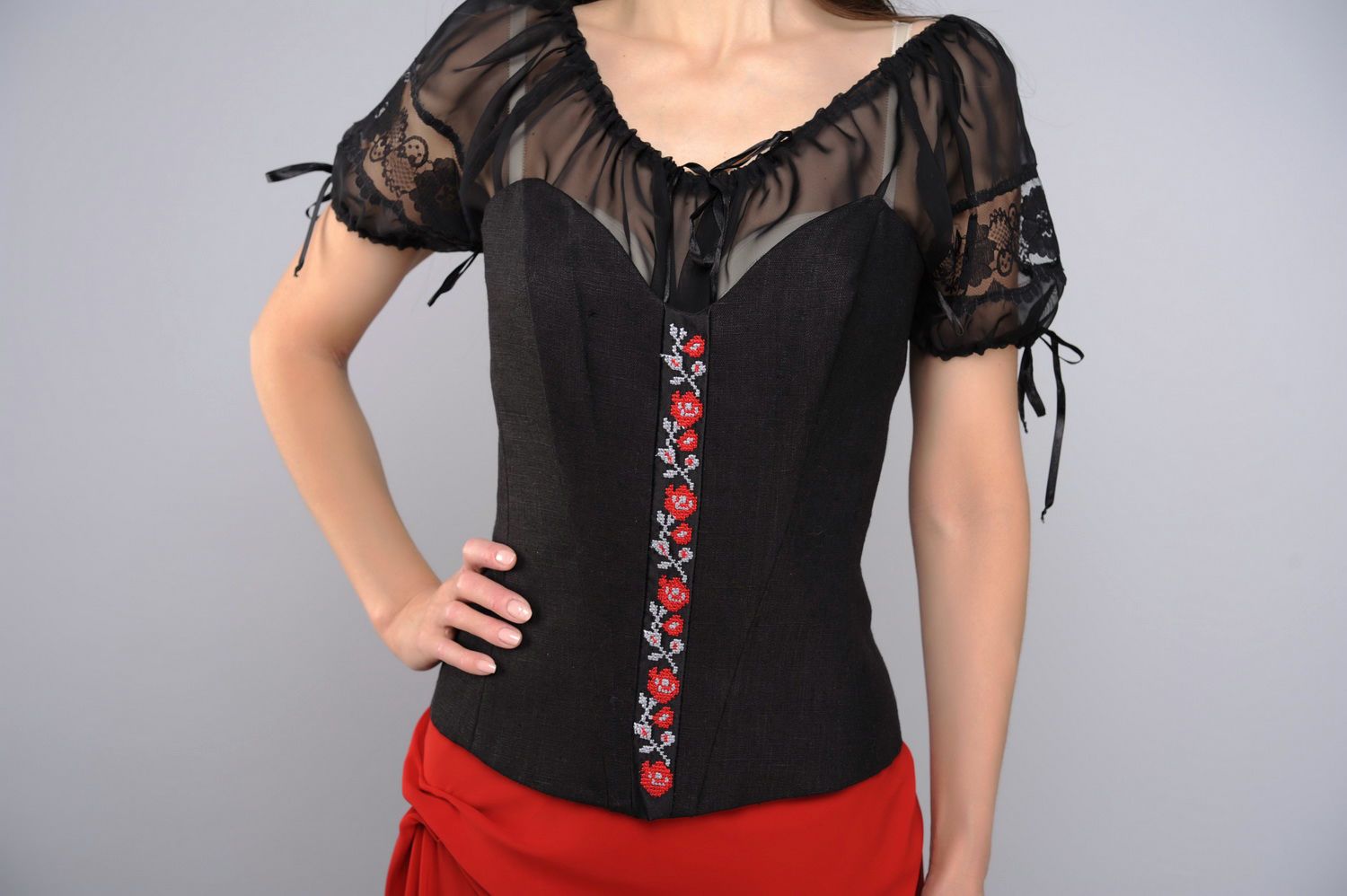 Ropa de mujer: falda, blusa, corset foto 1