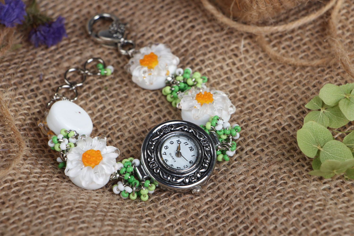 Künstlerische Damenarmbanduhr mit Blumen Kamillen foto 4