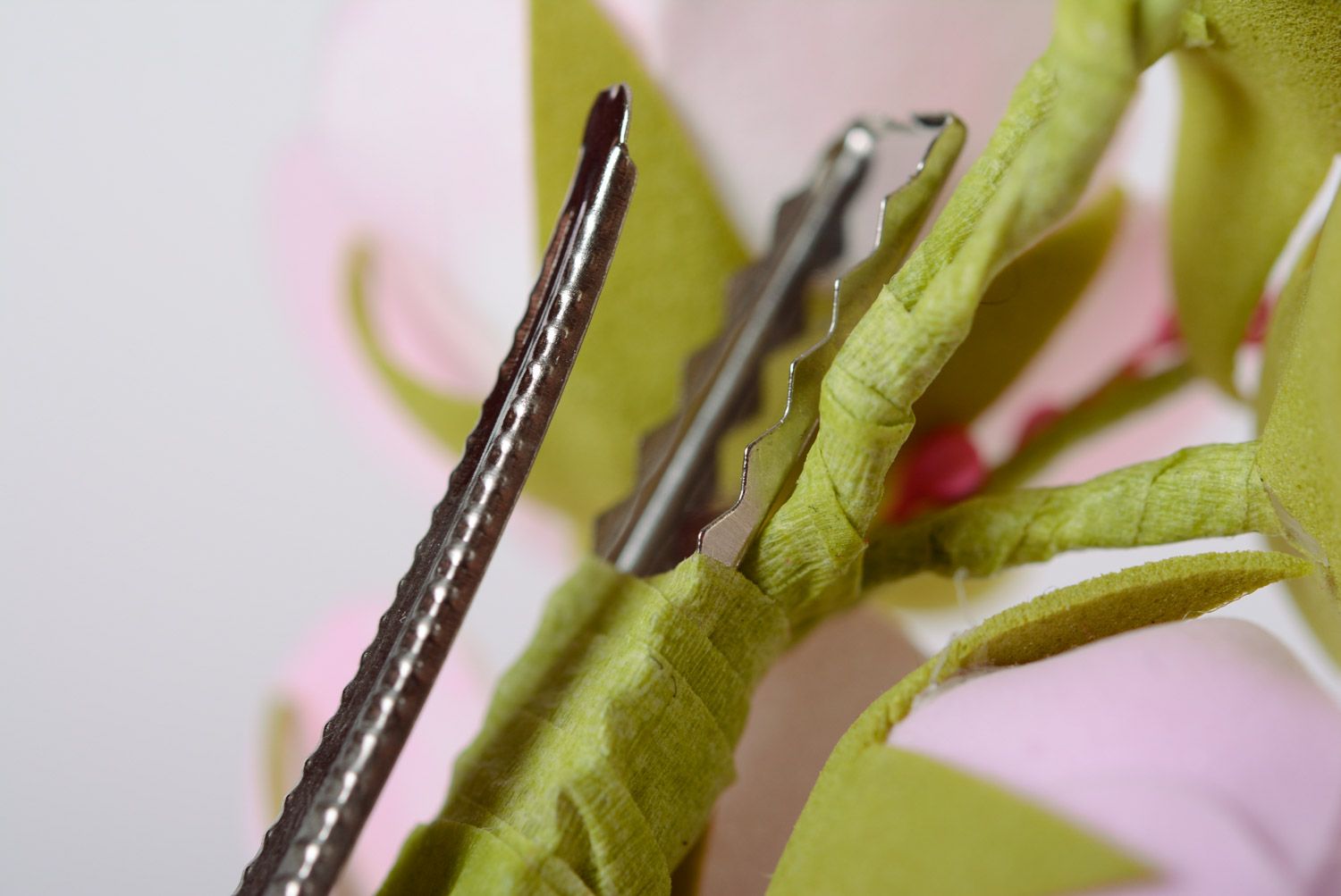 Нежная женская заколка из фоамирана ручной работы в светлых тонах с цветами фото 5