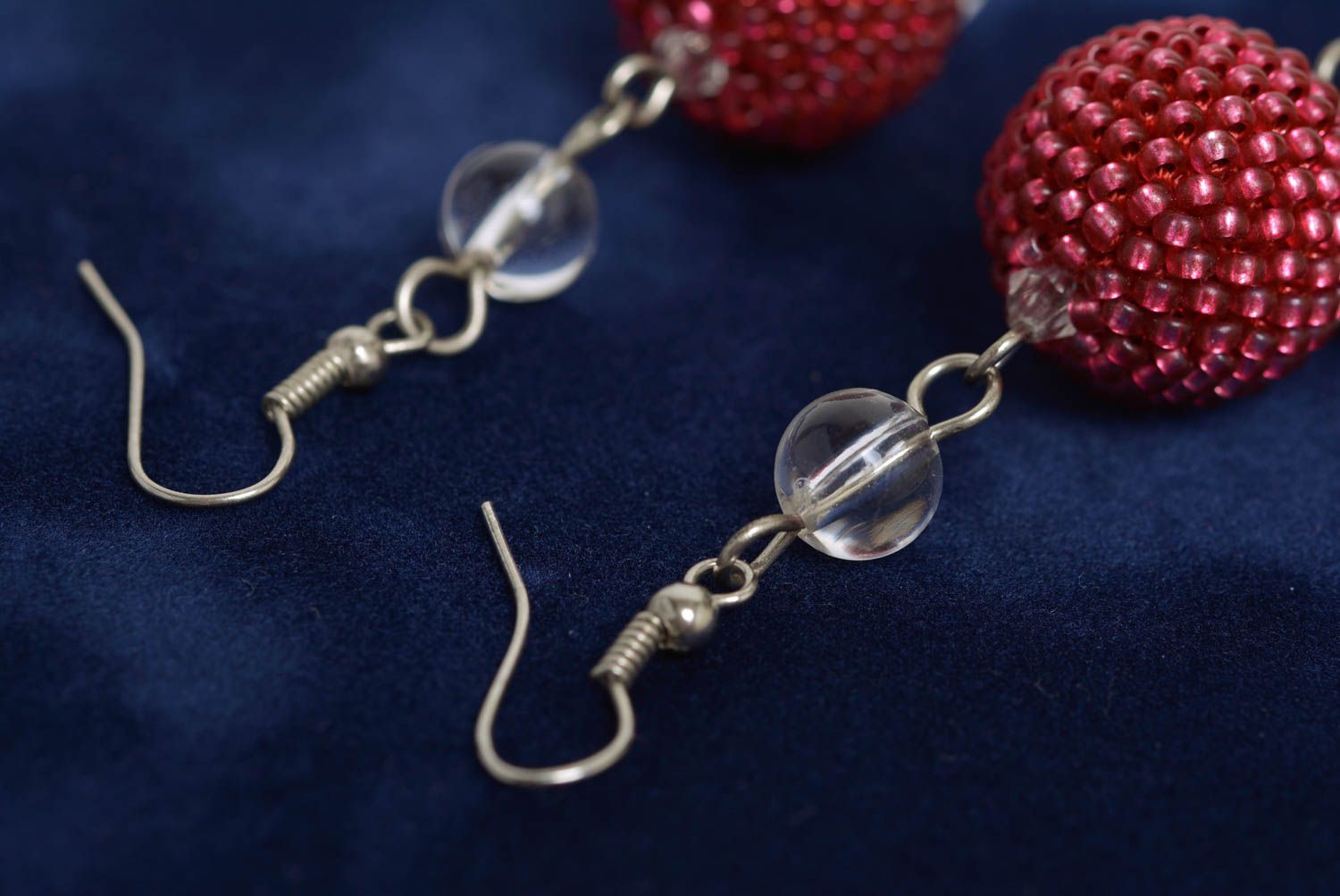 Boucles d'oreilles boules rouges en perles de rocaille faites main pendantes photo 5