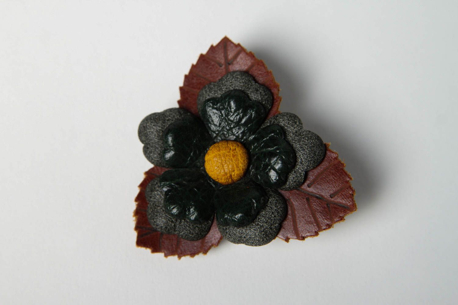 Spilla a forma di fiore di cuoio fatta a mano accessori originali fermaglio  foto 3