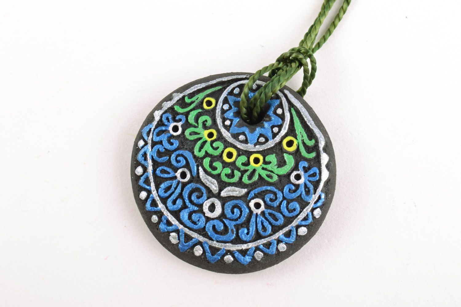 Глиняный кулон на шнурке ручной работы с росписью акрилом круглый женский фото 5