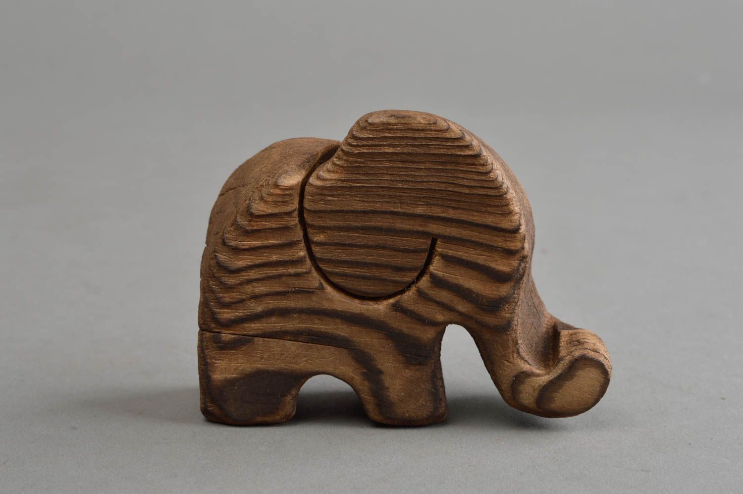Geschnitzte handgemachte Figurine aus Holz in Form vom Elefanten für Deko foto 2