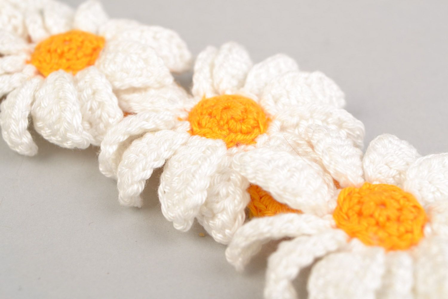 Bracelet Fleurs Marguerites tricoté de fils de coton blanc et jaune fait main photo 5