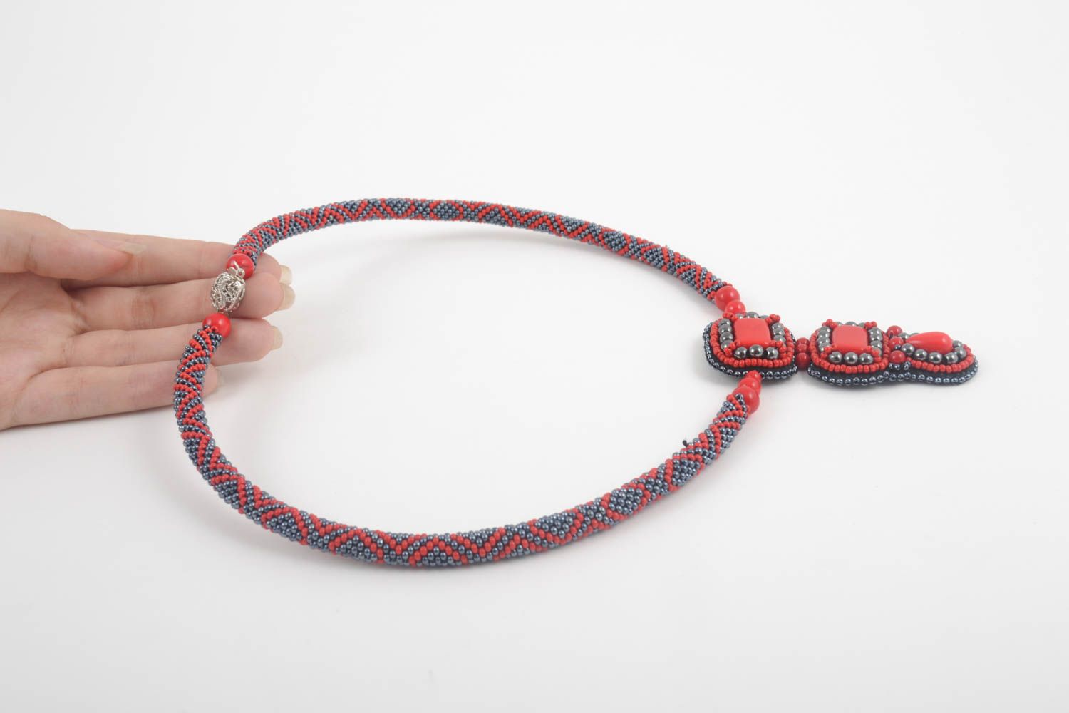 Колье из бисера украшение ручной работы красное ожерелье из бисера с подвеской фото 5