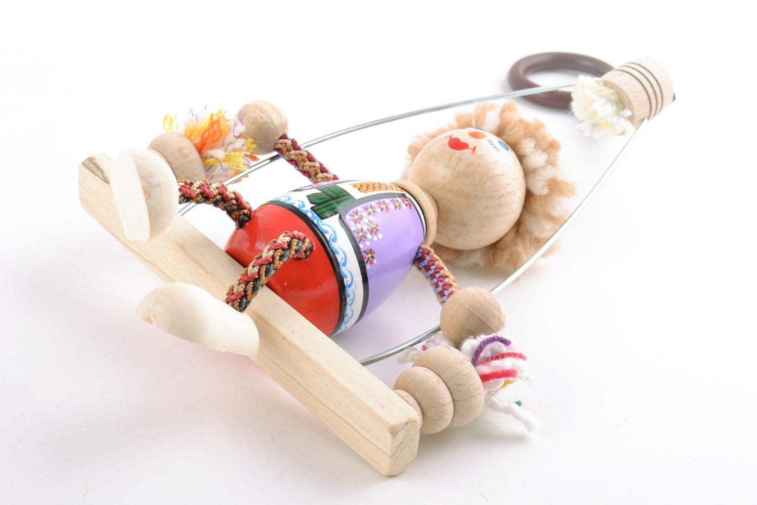 Handgemachtes Öko Spielzeug aus Holz mit Feder bemalt in Form vom Clown für Kind foto 5
