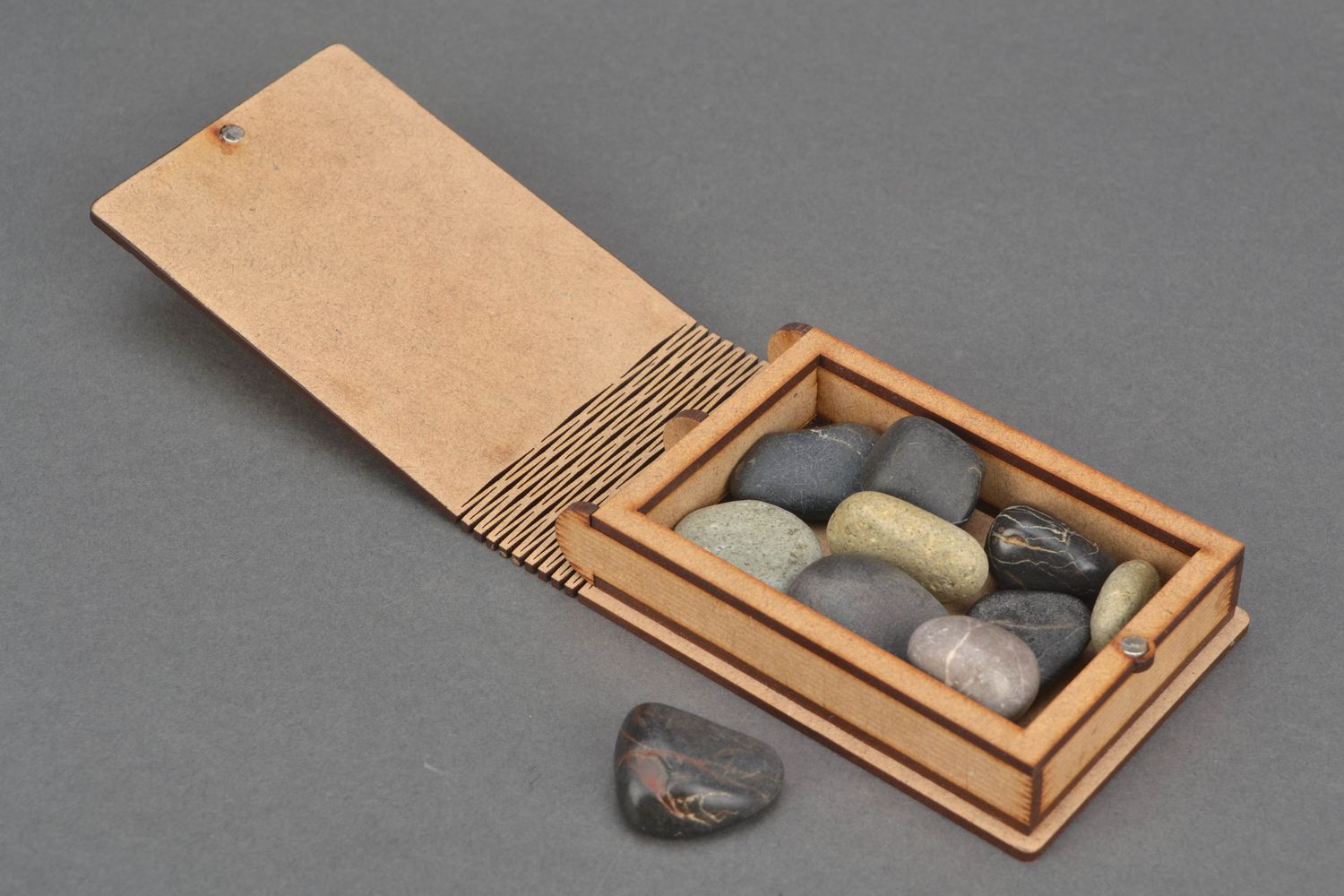Boîte à bijoux en bois décorée en forme de livre photo 3