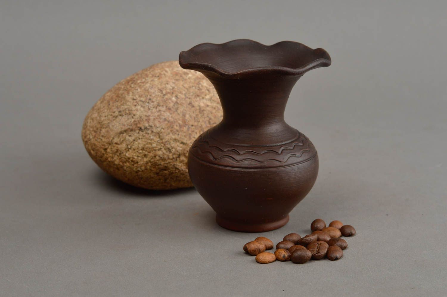 Kleine keramische dekorative Vase aus Ton mit Musterung künstlerische Handarbeit foto 1