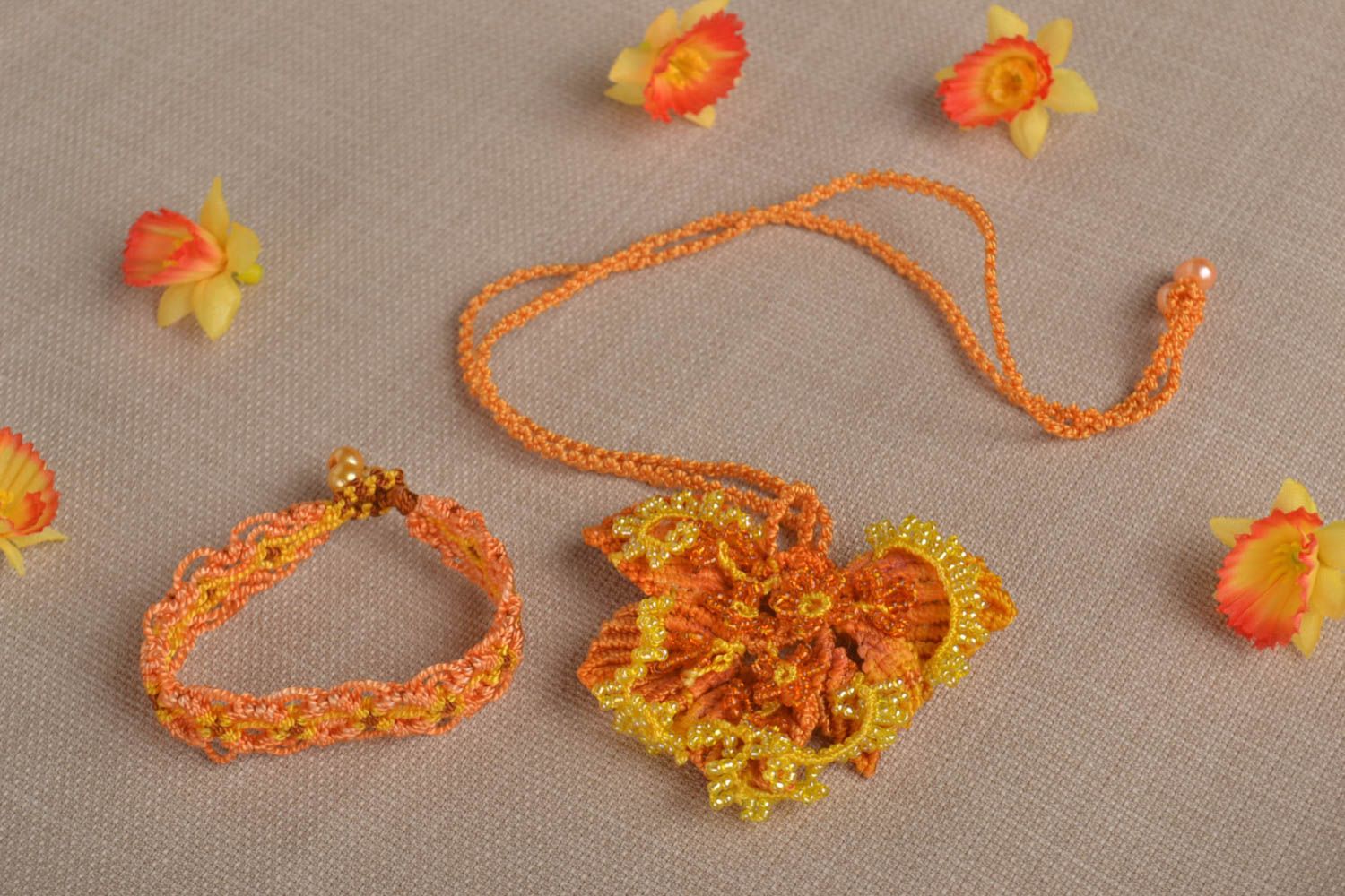 Pendentif macramé Bracelet textile Bijou fait main en fils orange de créateur photo 1