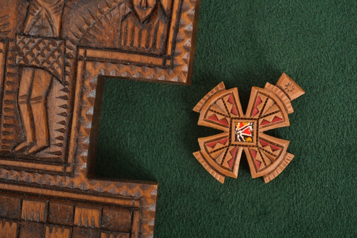 Croce di legno fatta a mano crocetta intagliata originale in legno simpatica
 foto 1