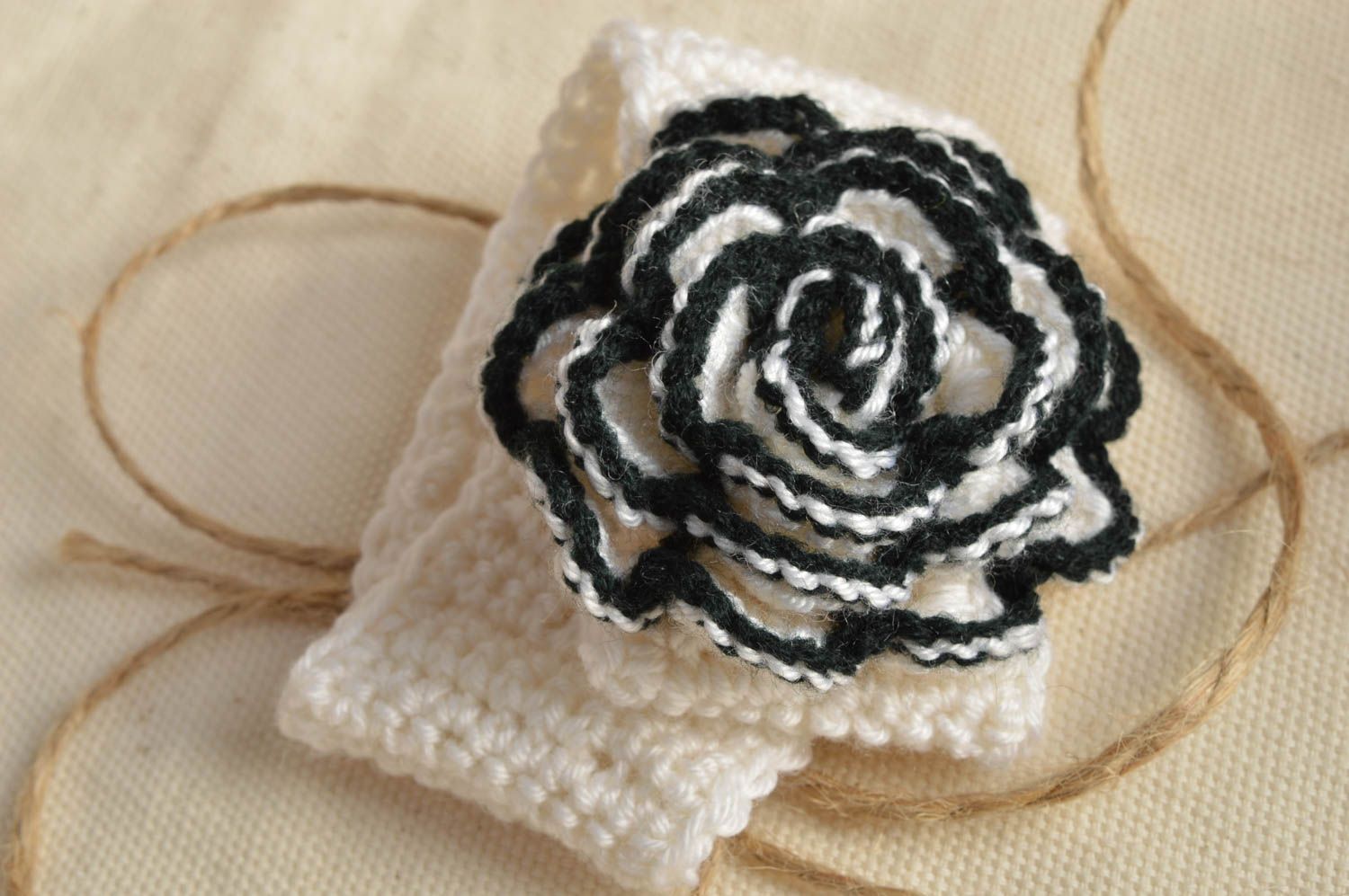 Bandeau à cheveux blanc avec fleur noire fait main tricoté pour enfant photo 1