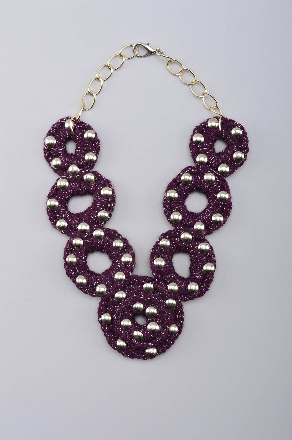 Collier textile Bijou fait main en fils et métal violet Cadeau pour femme photo 2