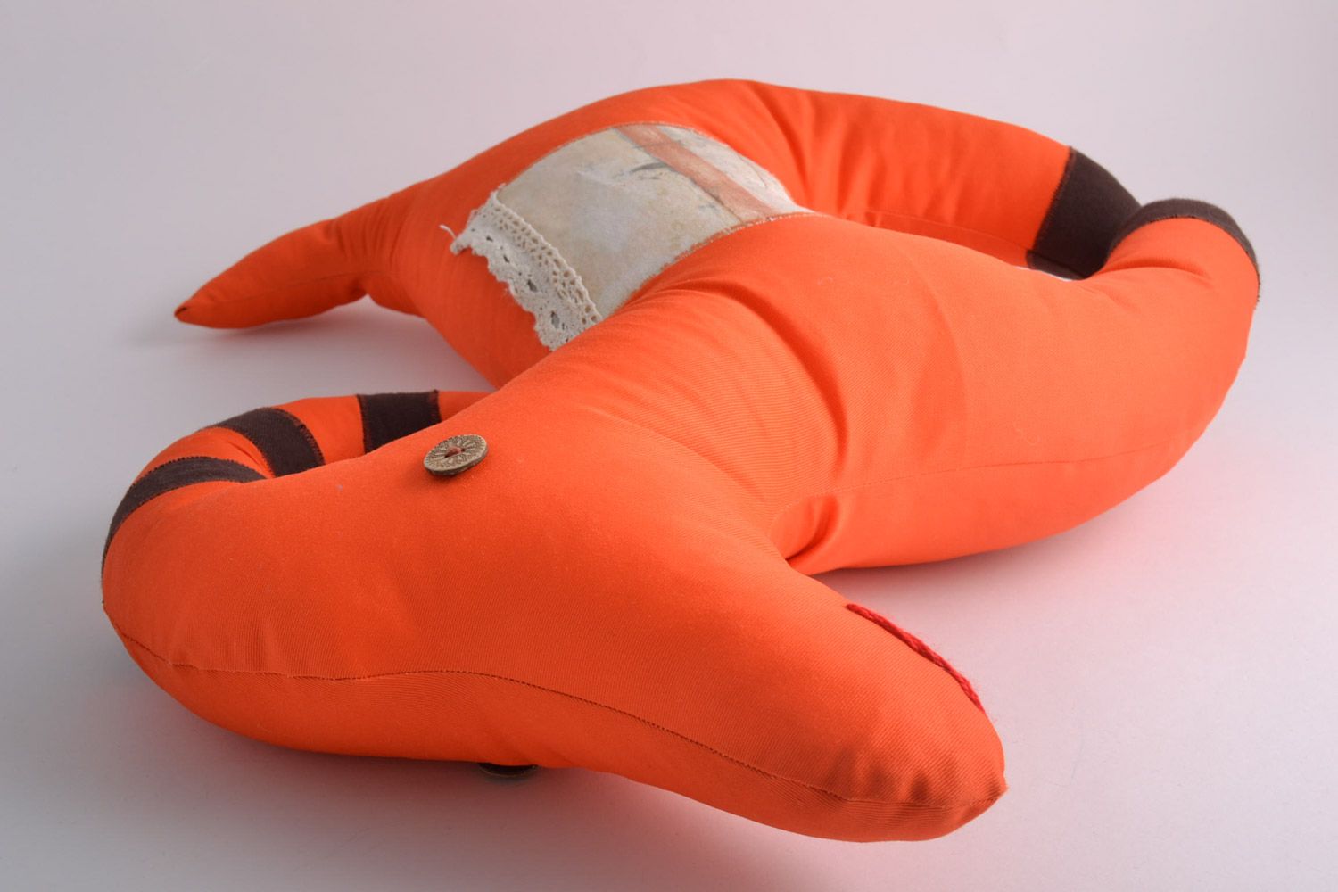 Künstlerisches orange Kissen Spielzeug aus Stoff in Form der Ziege Handarbeit foto 4