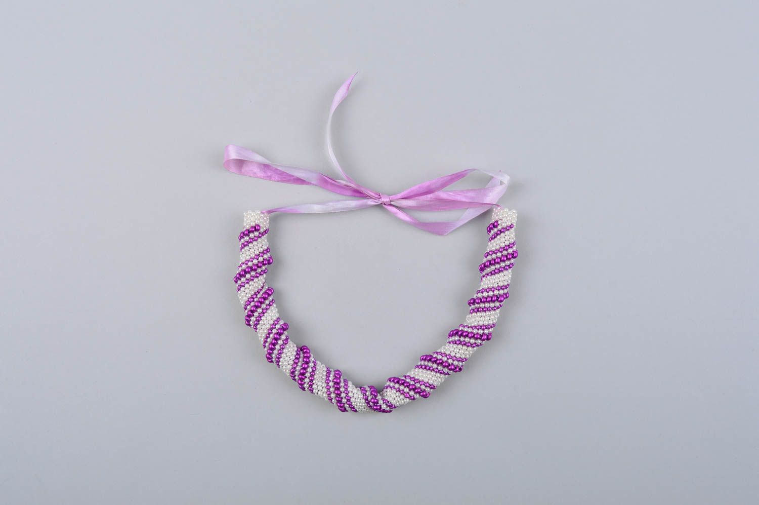 Collar hecho a mano de abalorios color lila regalo original bisutería artesanal foto 2
