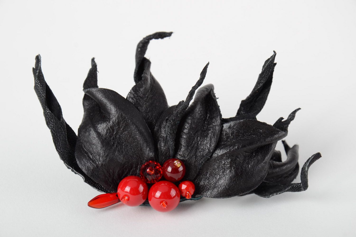 Broche en cuir naturel fleur noire faite main perles de rocaille rouges photo 3
