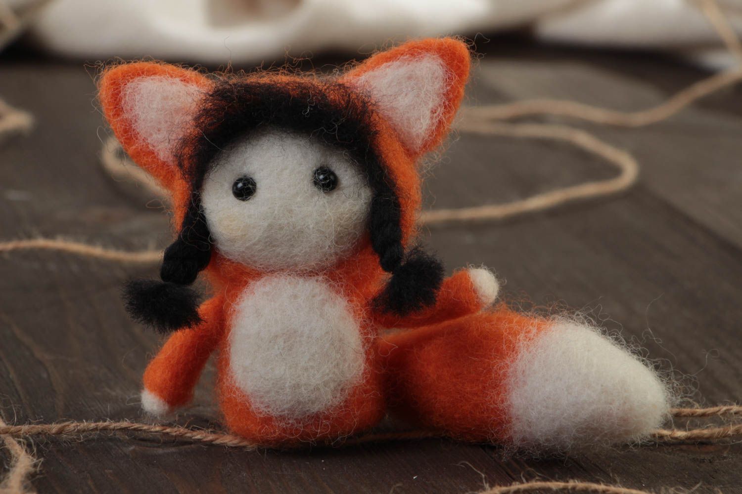 Poupée miniature en laine feutrée faite main Fille en costume de renard photo 1