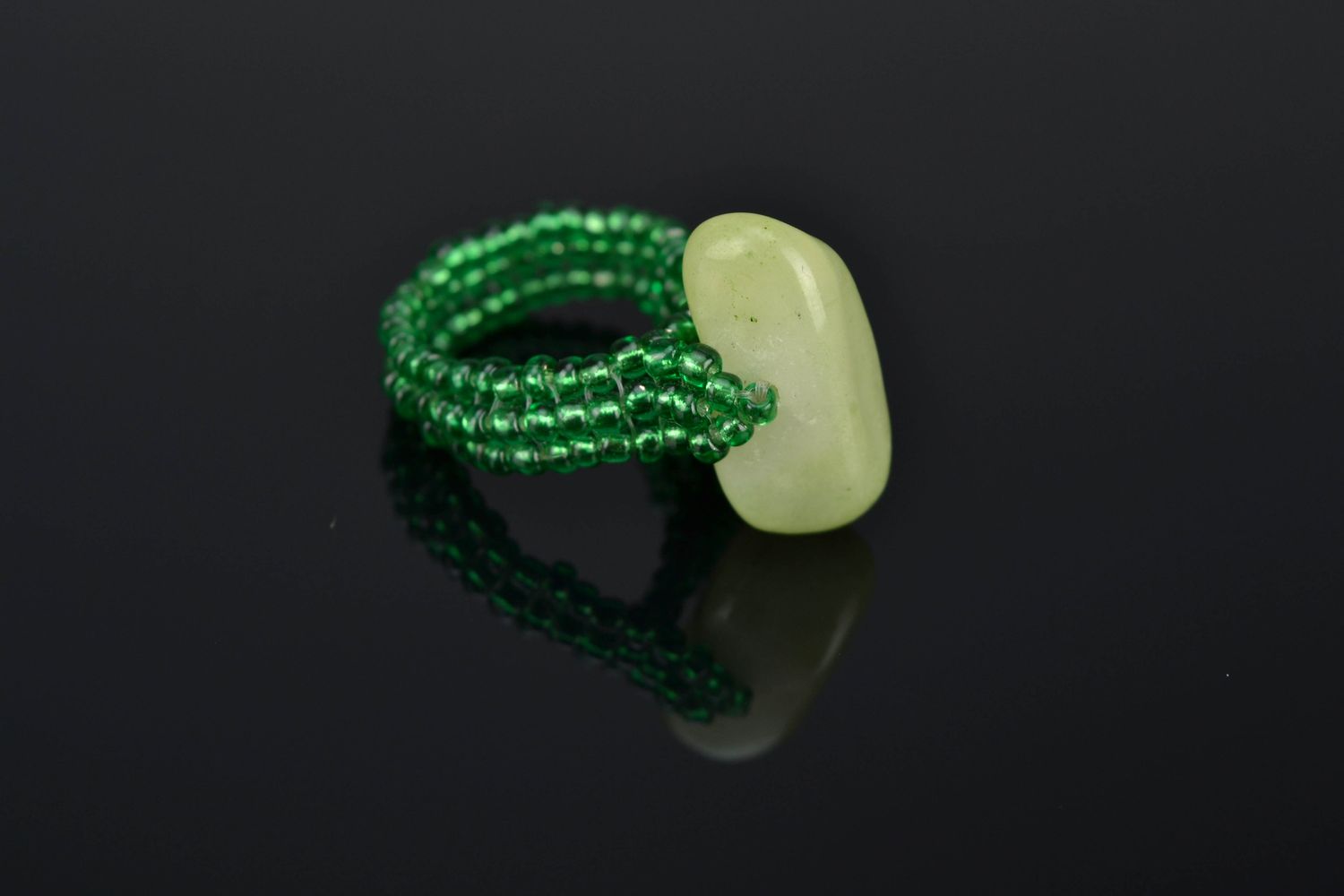 Кольцо из бисера зеленое с ониксом  фото 1