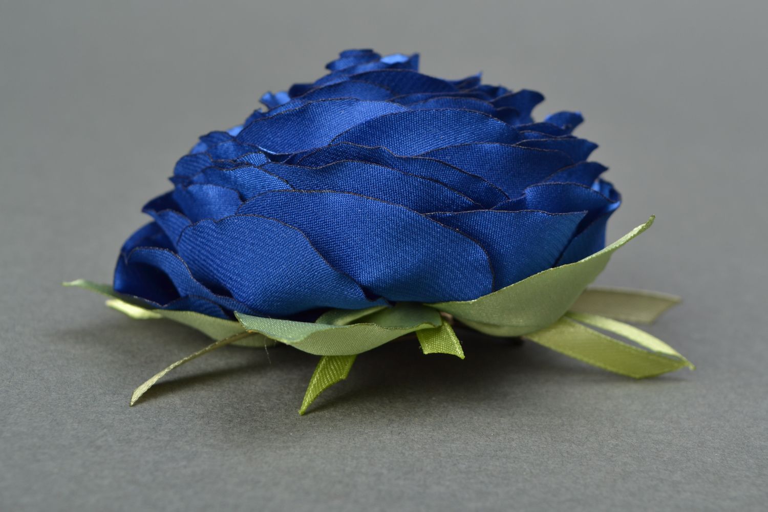 Заколка-брошь из атласных лент в виде синей розы фото 3
