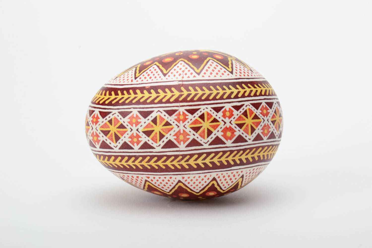 Huevo de Pascua de gallina pintado artesanal en la técnica de encerado  foto 3