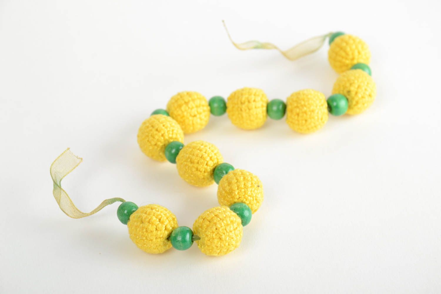 Желтый с зеленым браслет из обвязанных нитками бусин ручной работы авторский фото 4