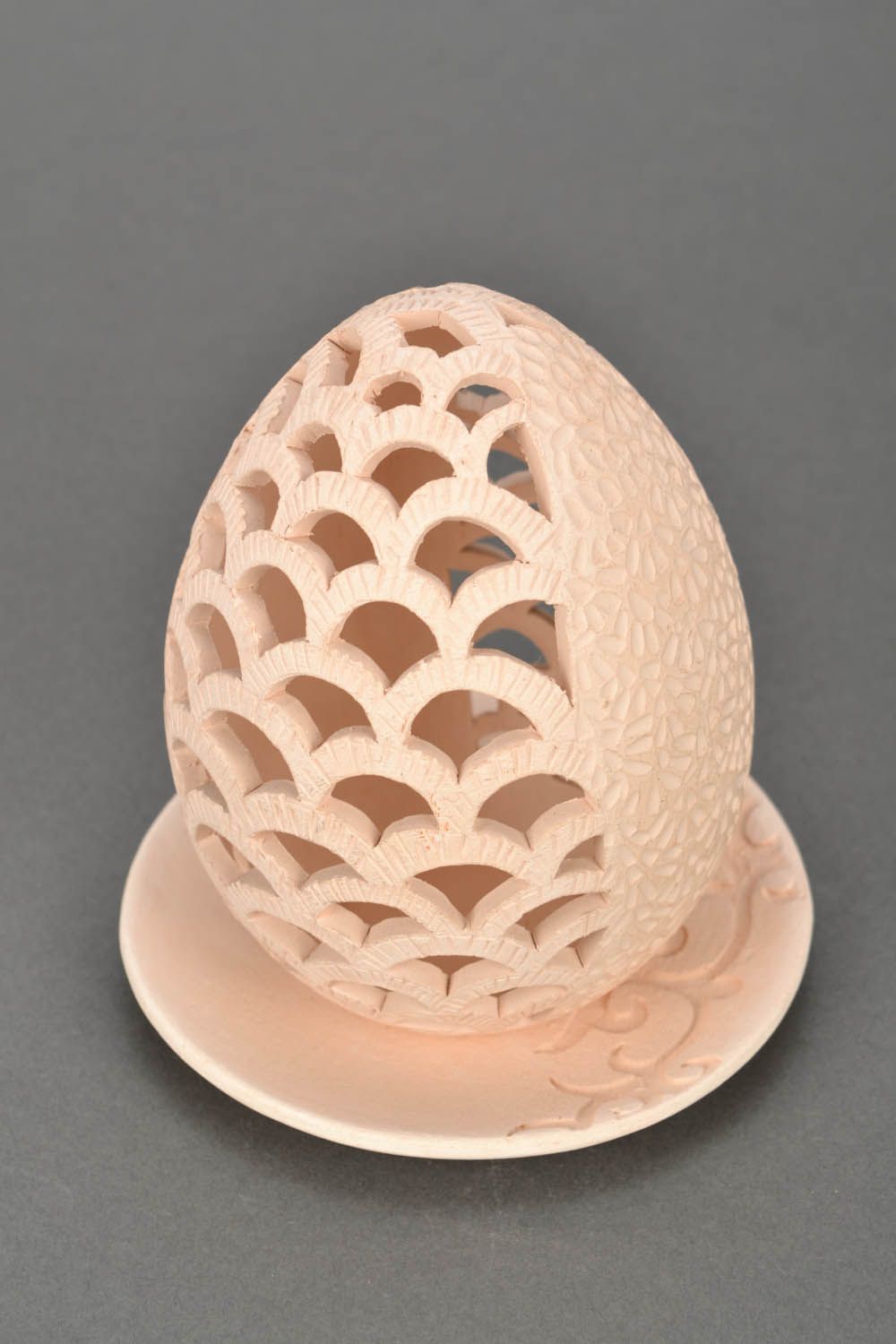 Candelero de cerámica en forma de huevo calado foto 3
