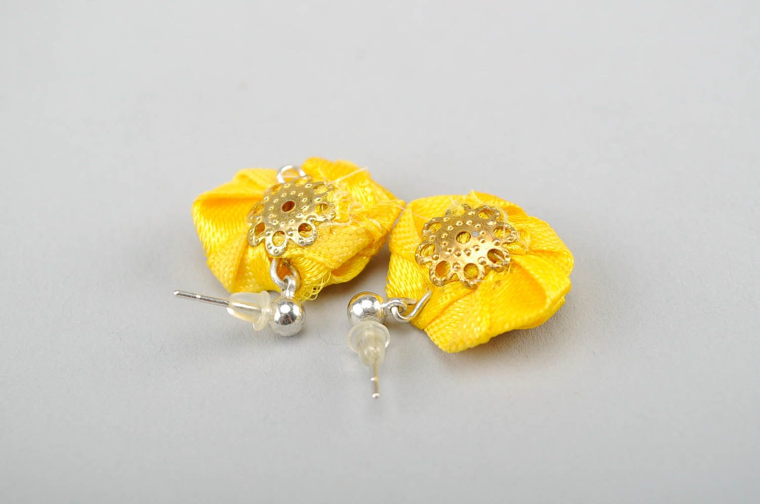 Boucles d'oreilles artisanales en satin Rose jaune photo 2