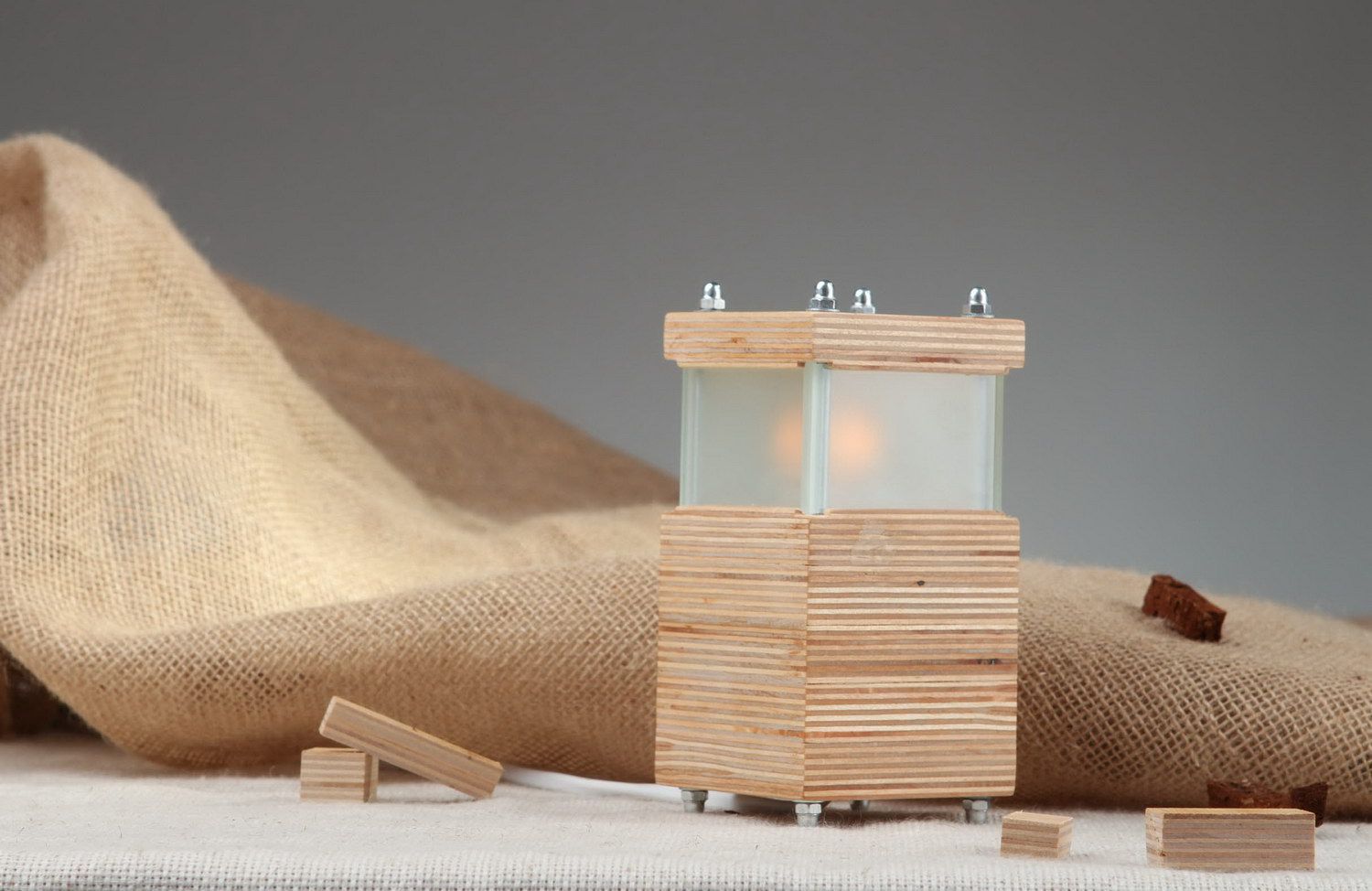 Lampe de table réalisée en bois photo 4