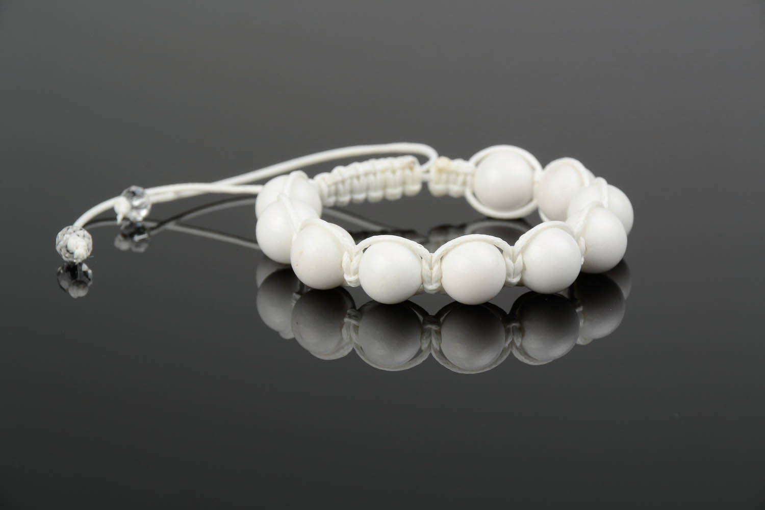 Wrist bracelet with white agate crumbs photo 1