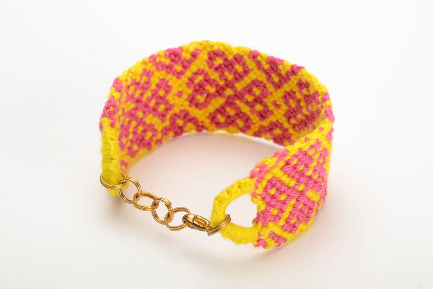 Широкий яркий плетеный браслет из ниток мулине ручной работы розово-желтый фото 3
