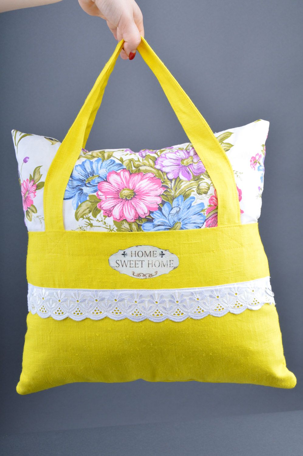 Coussin en tissu de coton fait main original en forme de sac jaune motif floral photo 4
