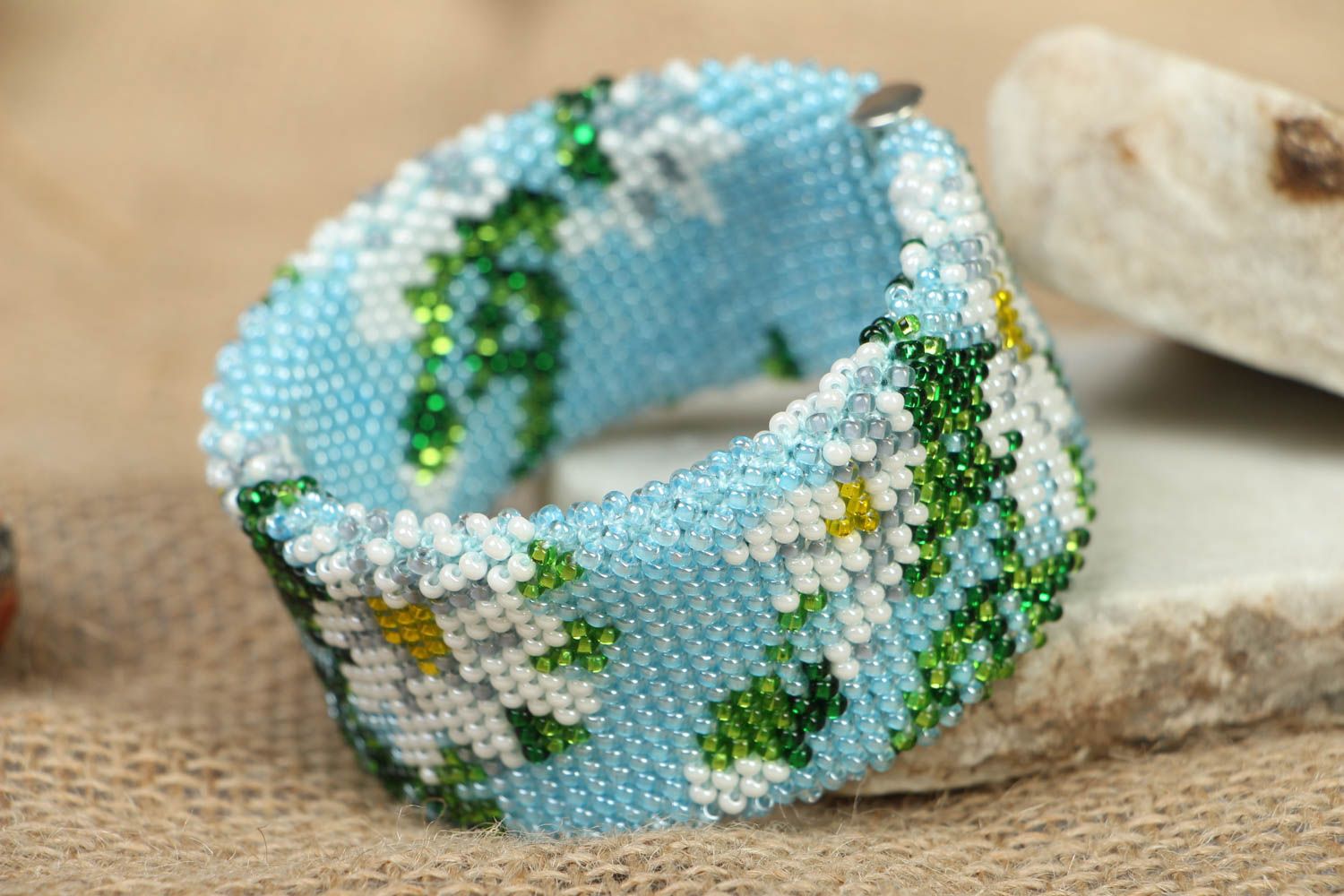 Bracelet large en perles de rocaille à motif floral  photo 5