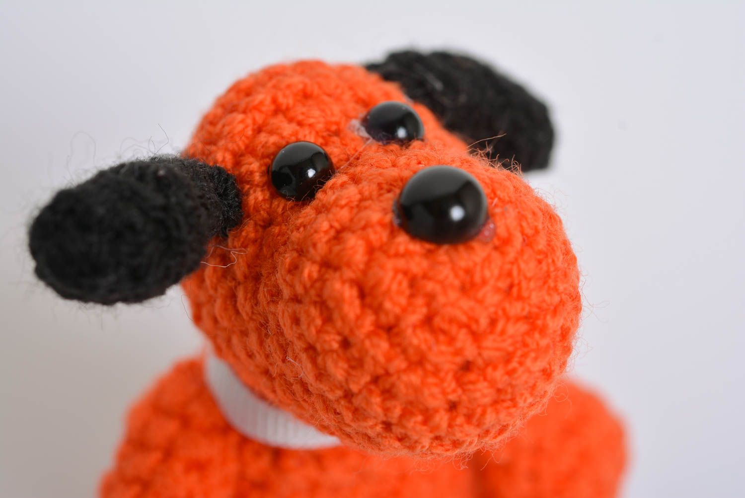 Маленькая детская мягкая вязаная игрушка собачка оранжевая ручной работы фото 2