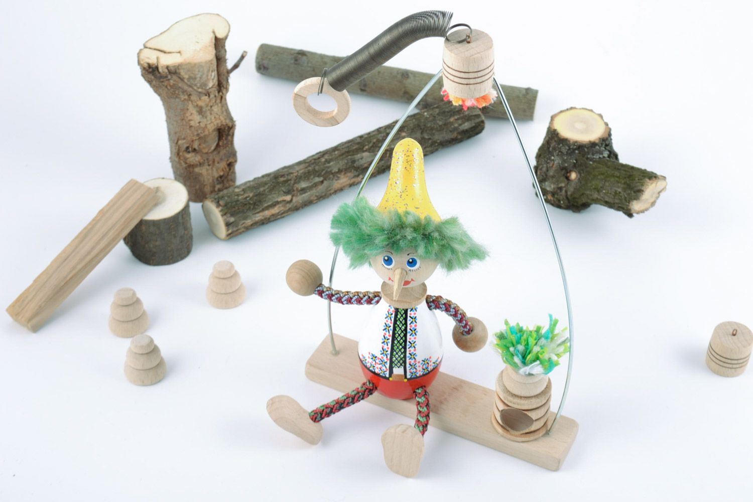 Juguete de madera artesanal muñeco con banco original para niños foto 1