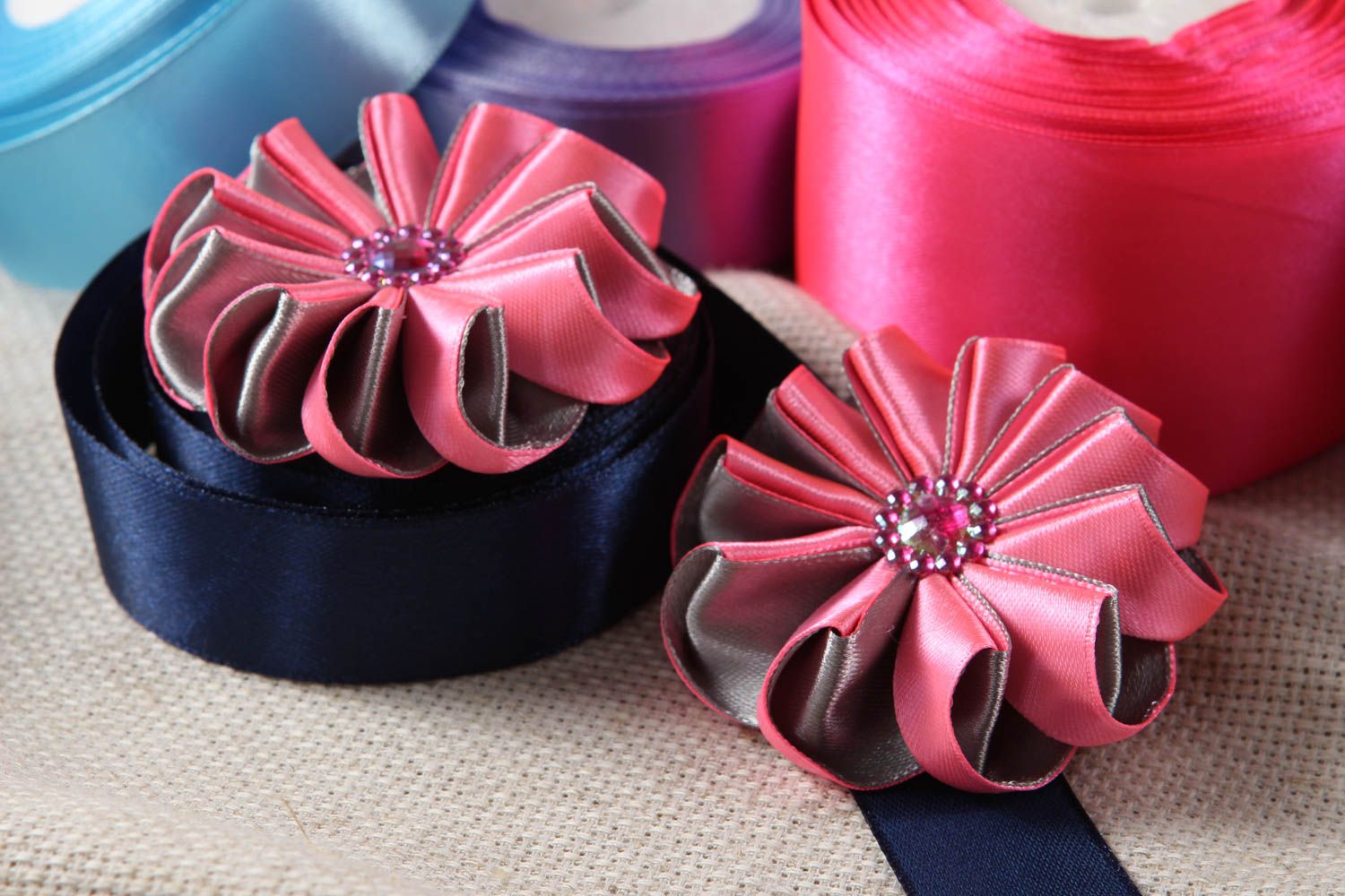 Componentes de bisutería hechos a mano regalo original flores de cintas rosas foto 1