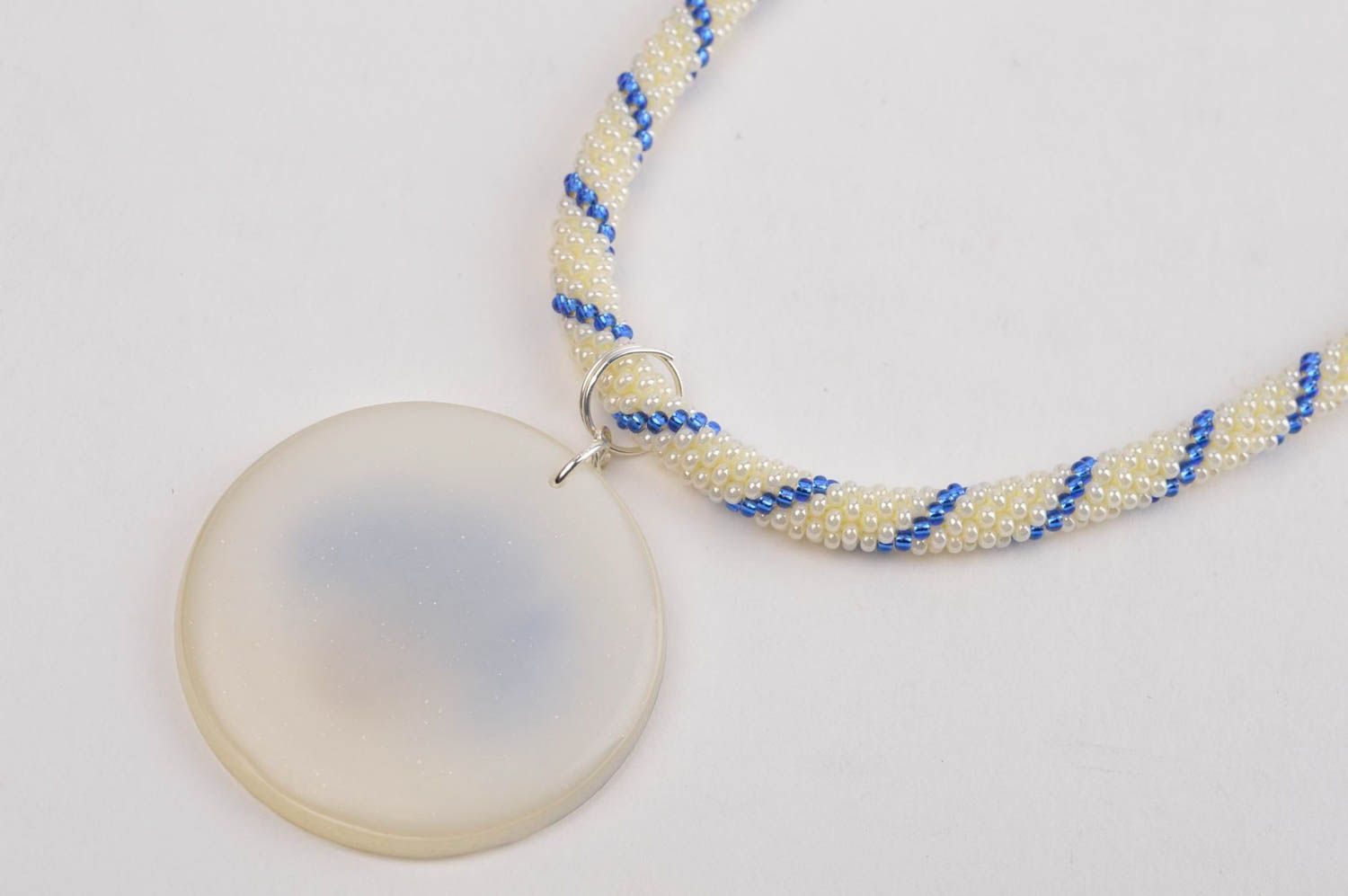 Pendentif bleu en résine Collier fait main perles de rocaille Cadeau pour femme photo 5