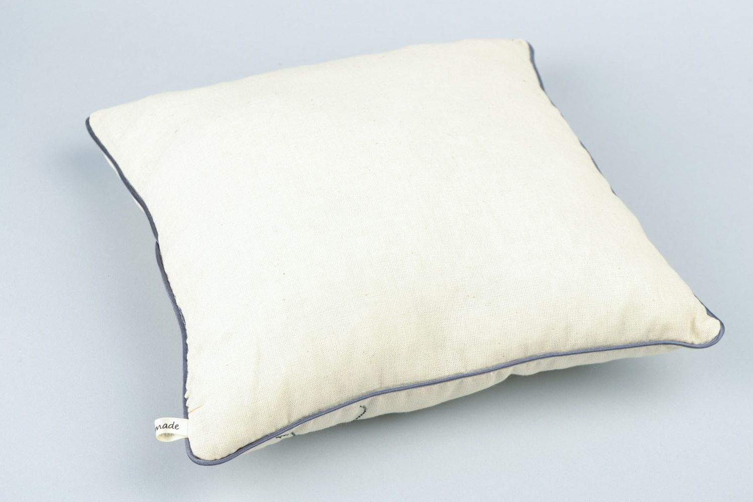 Диванная подушка ручной работы маленькая из ткани светлая с аппликацией муравей фото 5