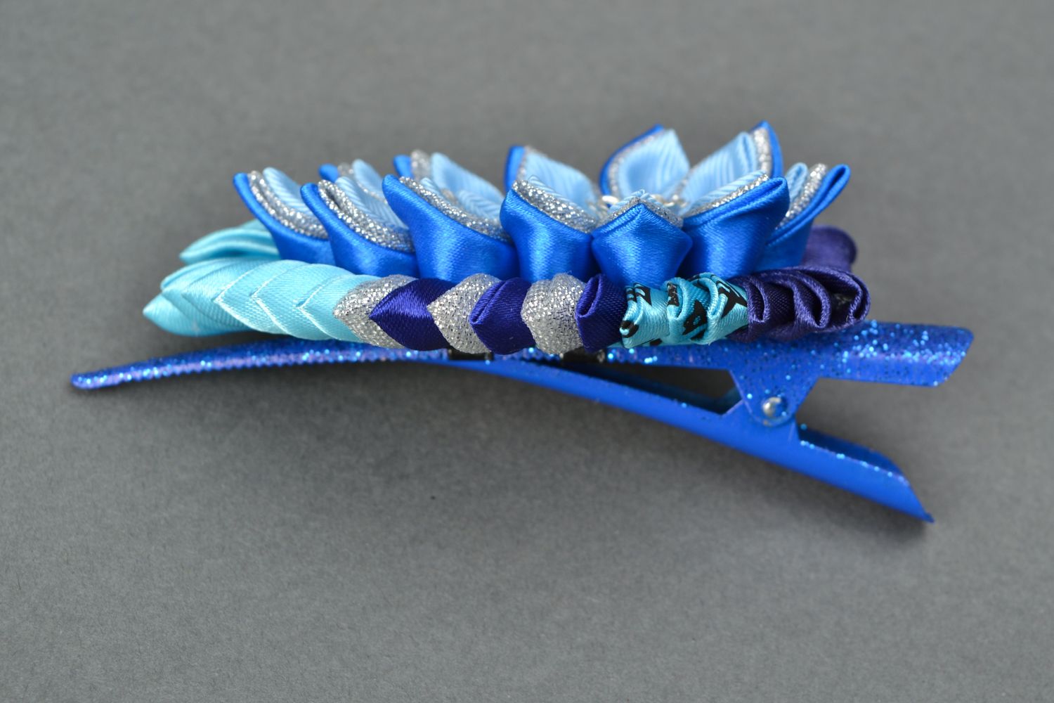 Заколка-зажим для волос из репса и парчи в технике канзаши Перо жар-птицы синее фото 3