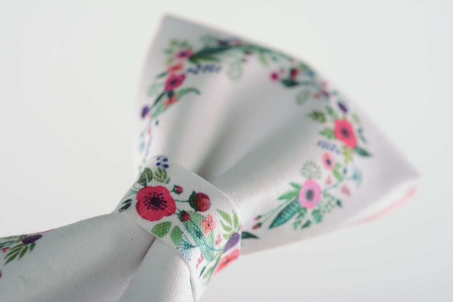 Gravata borboleta branca com padrão feita de algodão foto 4