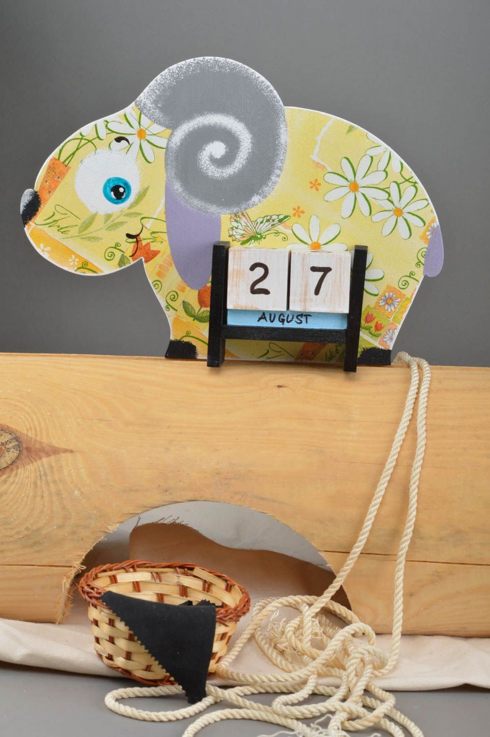 Gelber gepunkteter lustiger handmade Tischkalender aus Holz Lamm mit Blumen foto 1